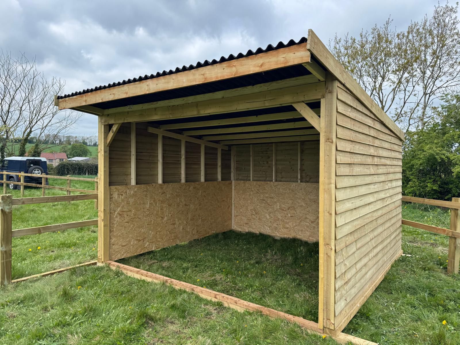 Mobile field shelter in a paddock